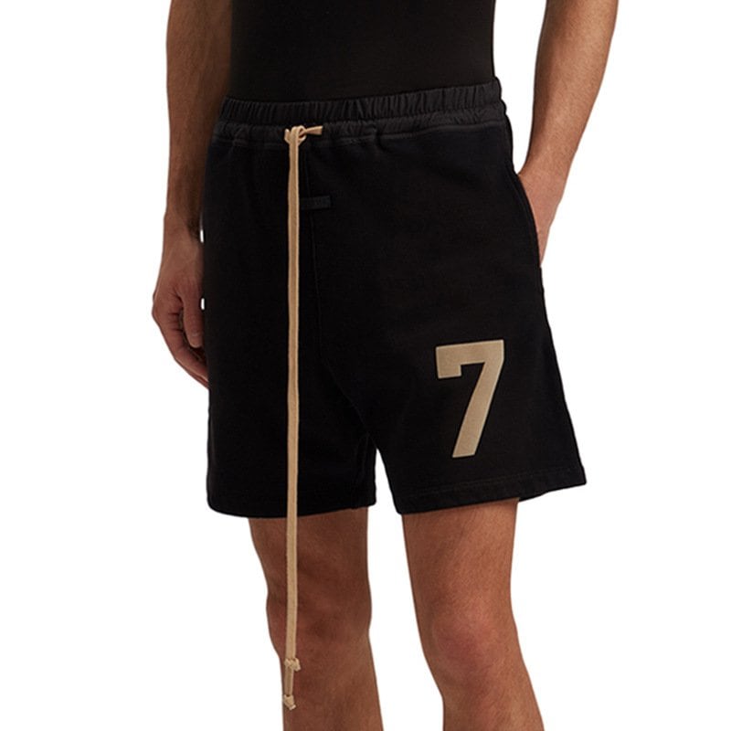 Shorts with number 7 print, black casual athletic shorts, comfortable men's sportswear, styled for everyday wear or sports activities, featuring a beige drawstring waistband and side pockets, perfect for relaxing or fitness routines.