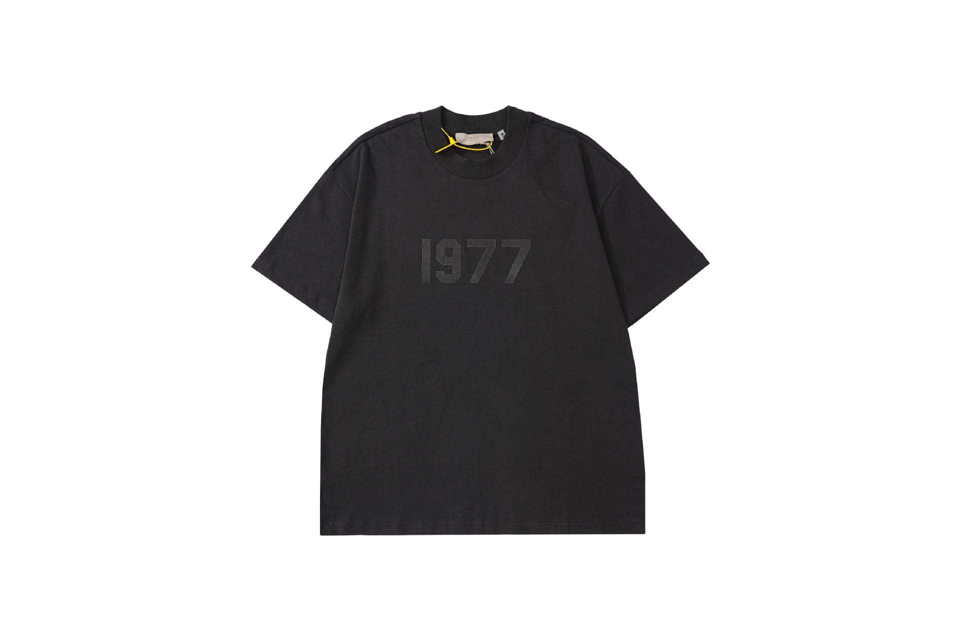 1977 black graphic T-shirt for K-pop fans, featuring bold numbers on the front, perfect for casual wear and K-pop merchandise collection. Suitable for everyday fashion, concert outings, and fandom events.
