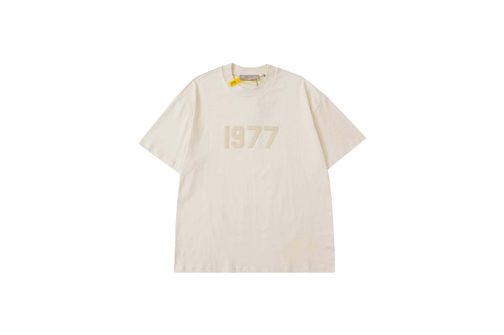 1977 white oversized T-shirt with raised embroidery, minimalist design, casual streetwear style, soft cotton fabric, unisex, fashionable K-pop inspired merchandise.